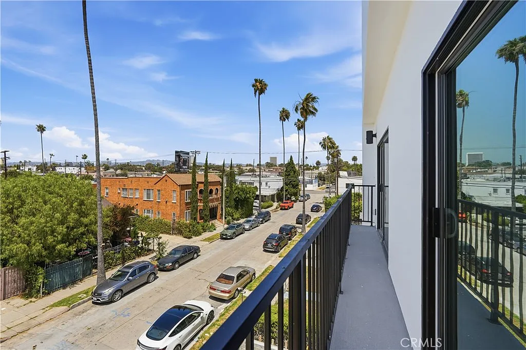 4 bed, 1973 sqft, $4,975 — Photo 2