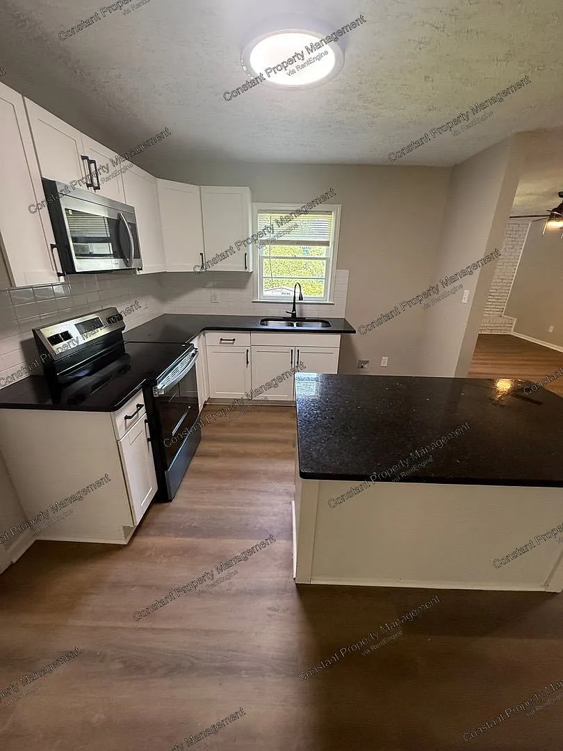 3 bed, 1.5 bath, 1200 sqft, $1,350 — Photo 4