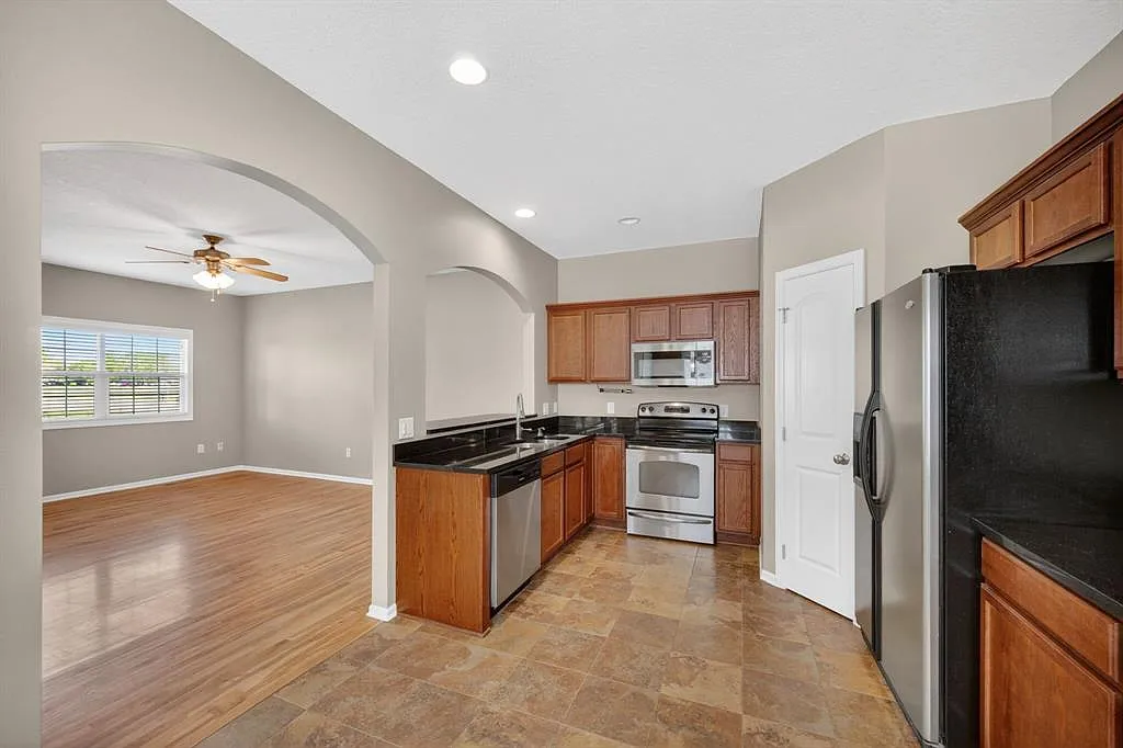 3 bed, 2.5 bath, 1672 sqft, $1,900 — Photo 4