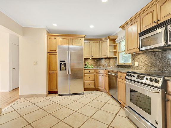5th image of 97 Waterside Ave