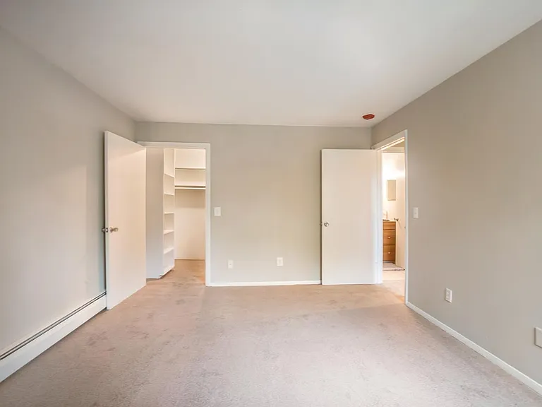 Bayside Country Club Apartments — Photo 66