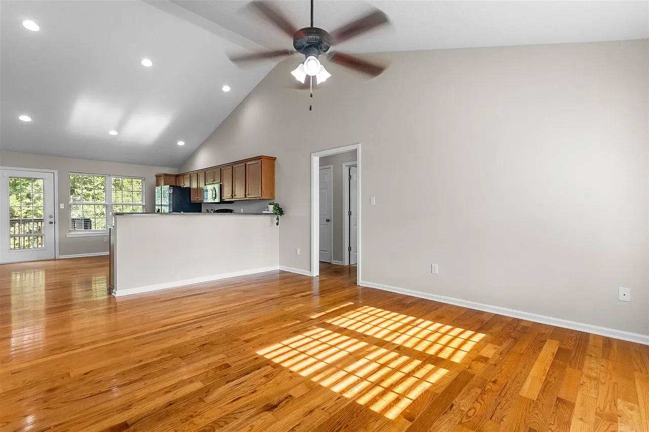 3 bed, 1177 sqft, $1,600 — Photo 3