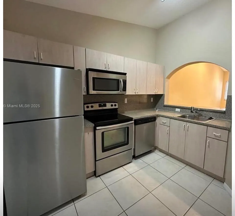 2 bed, 2.0 bath, 815 sqft, $1,800 — Photo 1