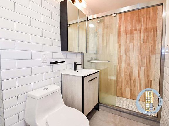 4th image of 399 Clermont Ave #5