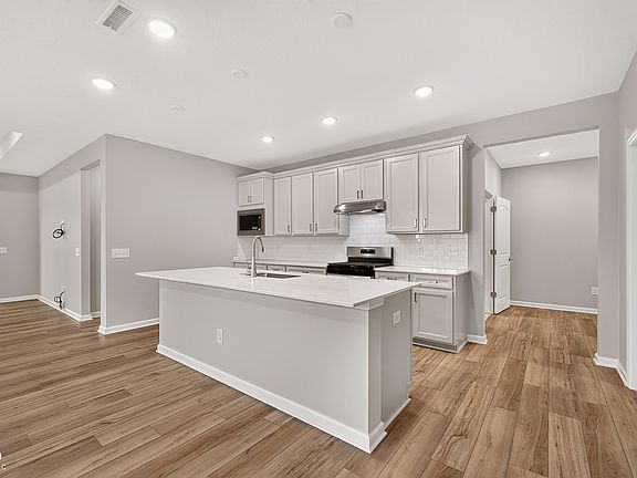 3rd image of 746 Daisy St