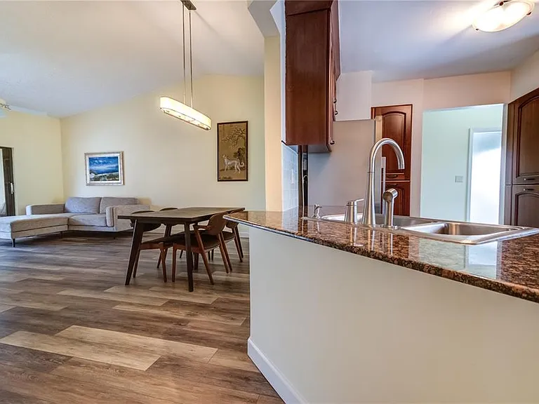 600 Carriage House Ln #201 — Photo 5