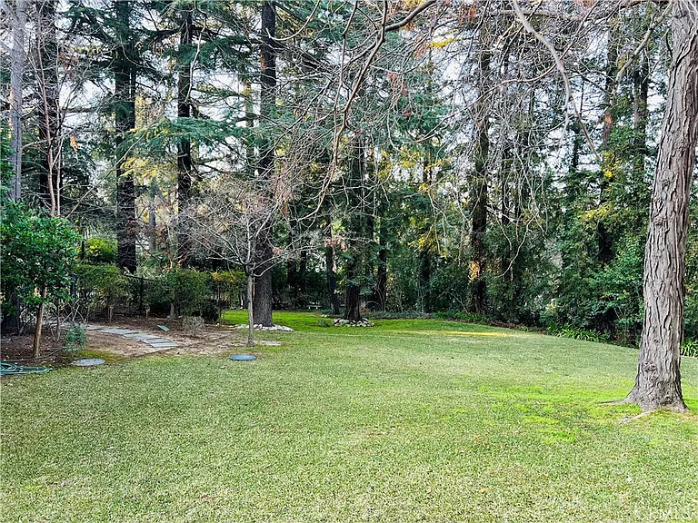 4110 Woodleigh Ln — Photo 29