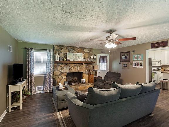 5th image of 521 Rivercrest Dr