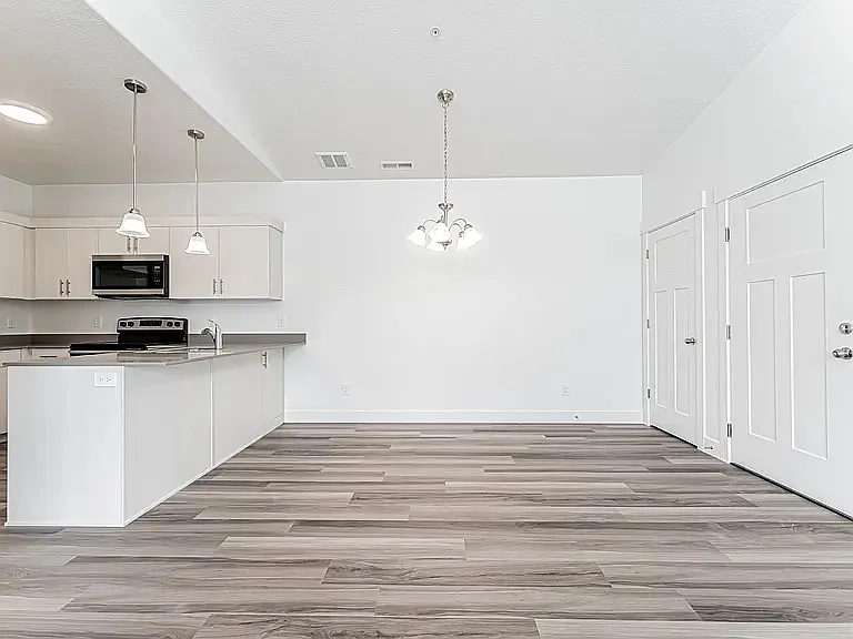 3 bed, 1272 sqft, $2,100 — Photo 3