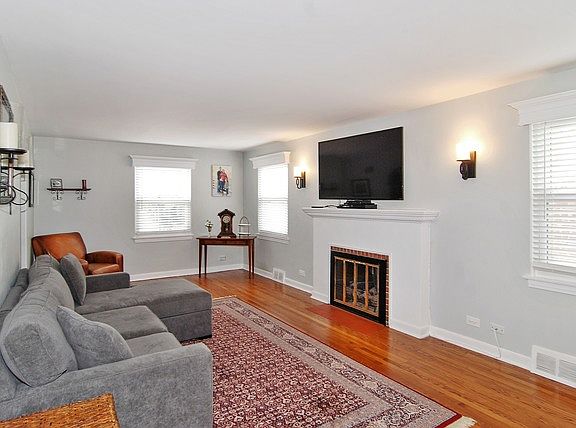 3rd image of 728 Community Dr