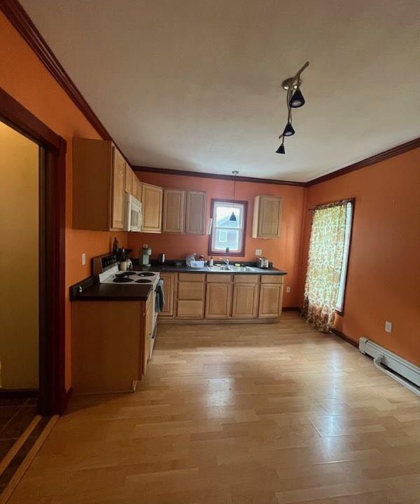 1st image of 5 W Oneida St Floor 1