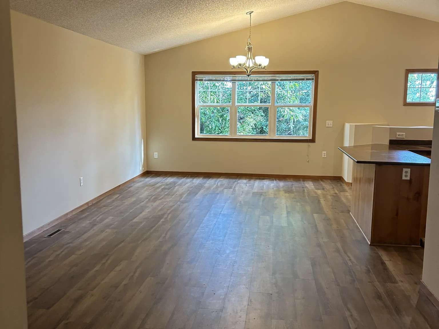5 bed, 2582 sqft, $2,795 — Photo 4
