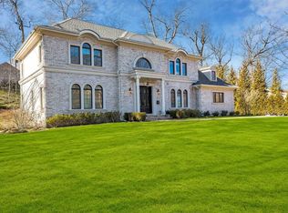 26 Spring Ln, Great Neck, NY 11024