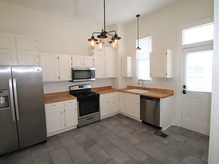 1008 Barnard St — Photo 4