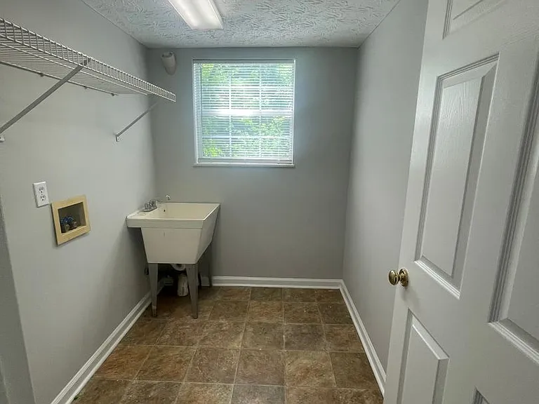 1215 Overton Ln — Photo 8