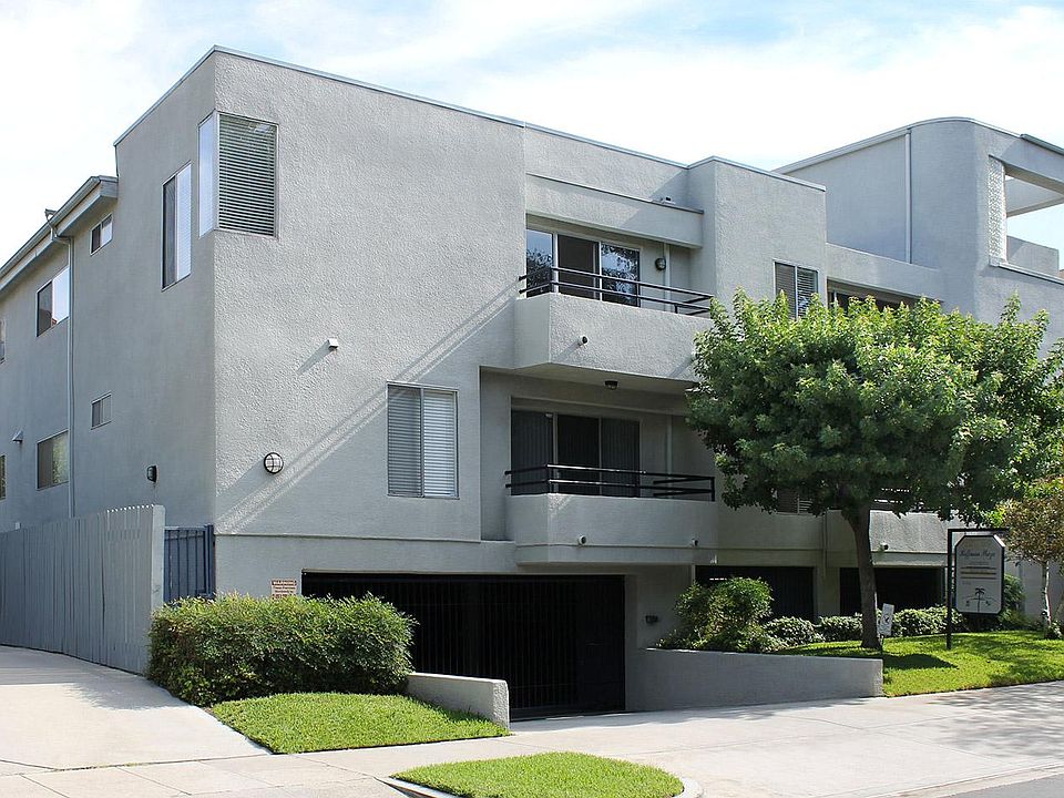 Immaculate building in a prime Studio City location