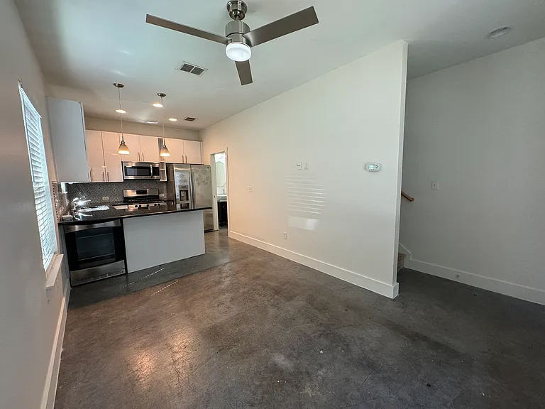 1109 W 22nd St — Photo 32