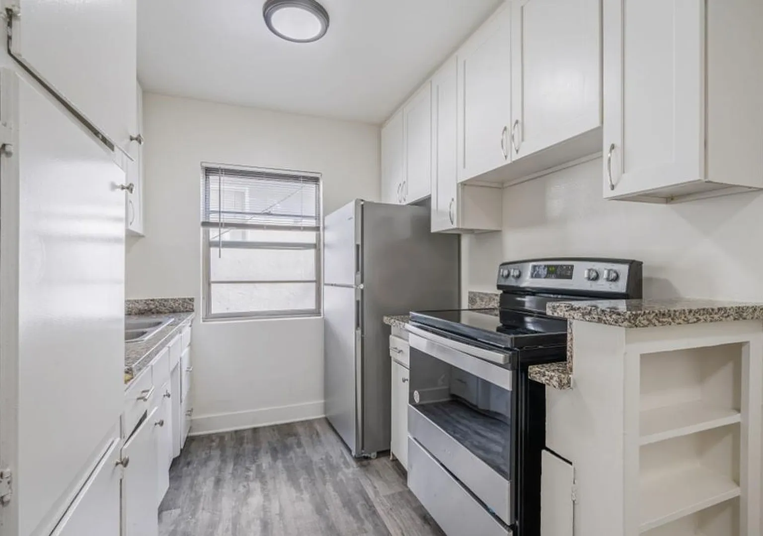 3915 Stevely Ave — Photo 2