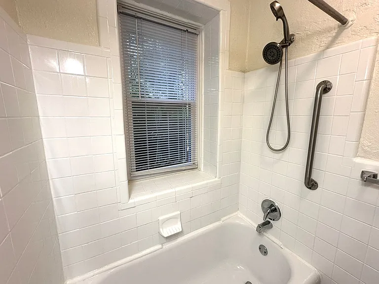 Queen Lane Manor — Photo 40