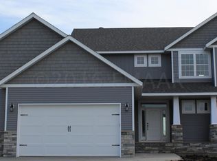 1029 Wildflower Ln W, West Fargo, ND 58078