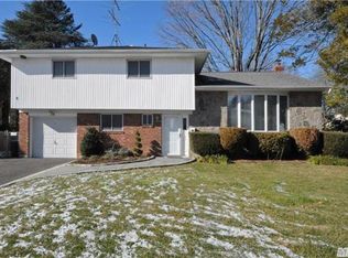 26 Edison Dr, Plainview, NY 11803