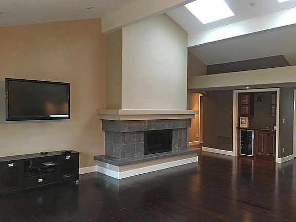 Main living-room - vaulted ceilings
