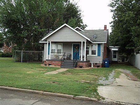 2nd image of 320 E Comanche Ave
