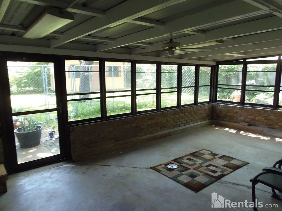 2nd image of 1002 Hunters Creek Dr