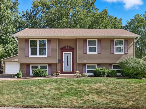 3731 El Dorado Dr, Bettendorf, IA 52722