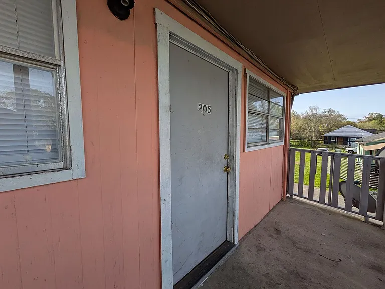 893-905 Campus St — Photo 3
