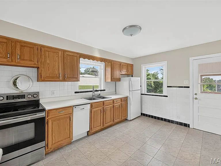 105 N Elm St — Photo 13