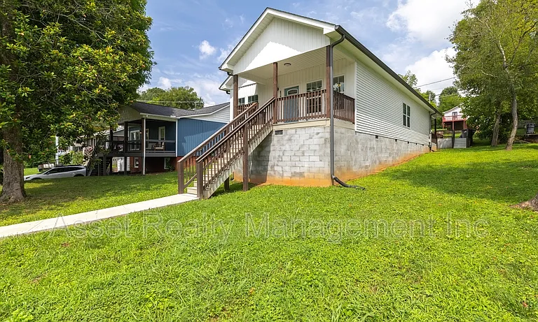619 Midlake Dr NE — Photo 29