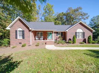 606 W Queens Dr, Dallas, NC 28034