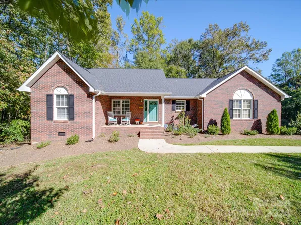 606 W Queens Dr, Dallas, NC 28034