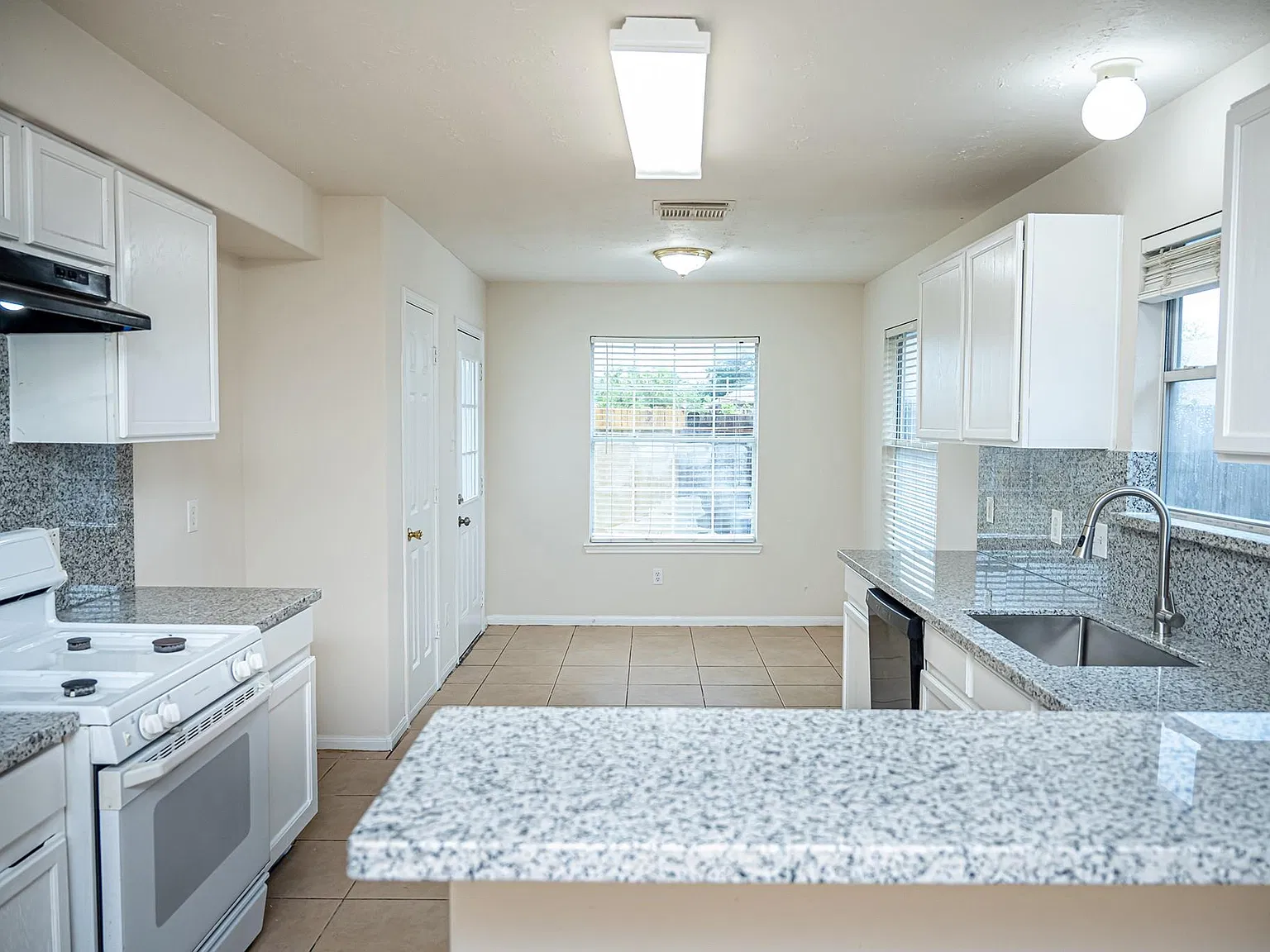 4 bed, 2.5 bath, 2172 sqft, $2,200 — Photo 3