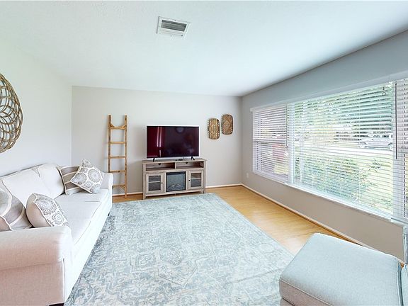 3rd image of 777 Entrada Dr S