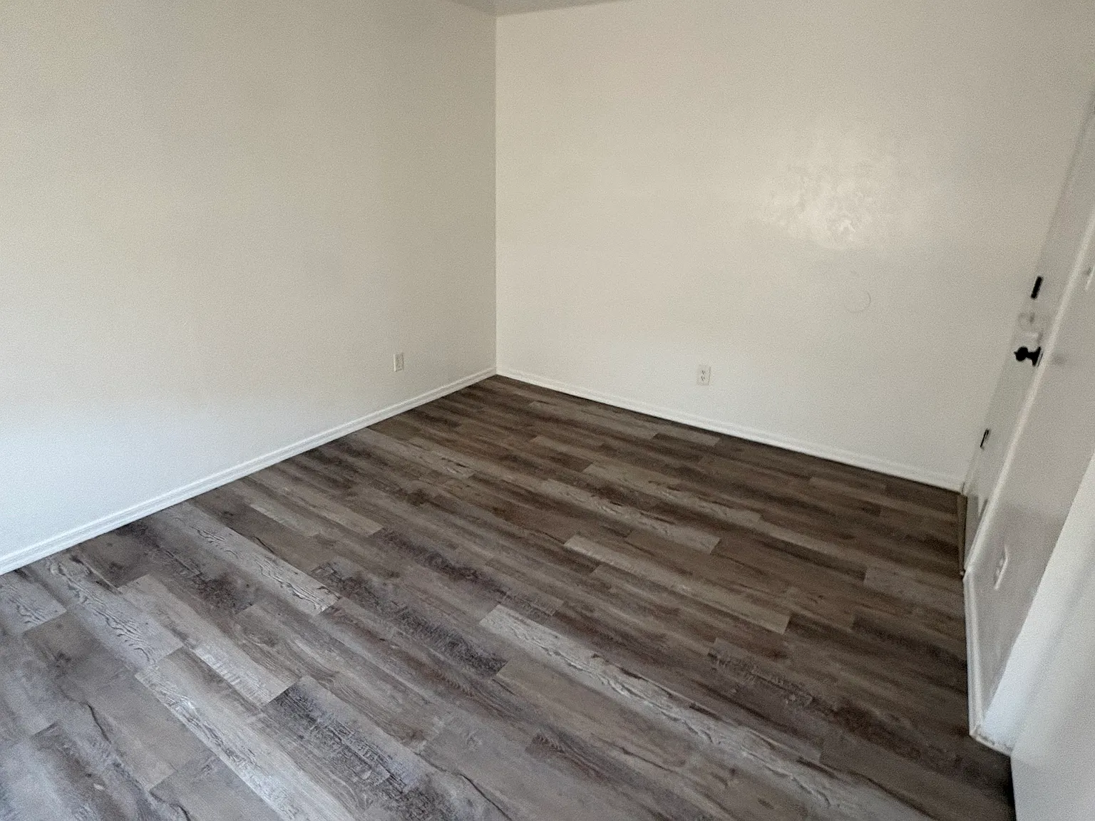 1555 N 6th Ave — Photo 3