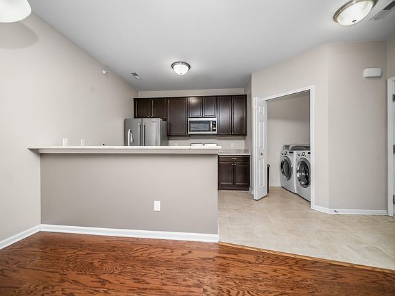 5th image of 1013 E Summerfield Glen Cir Unit 45