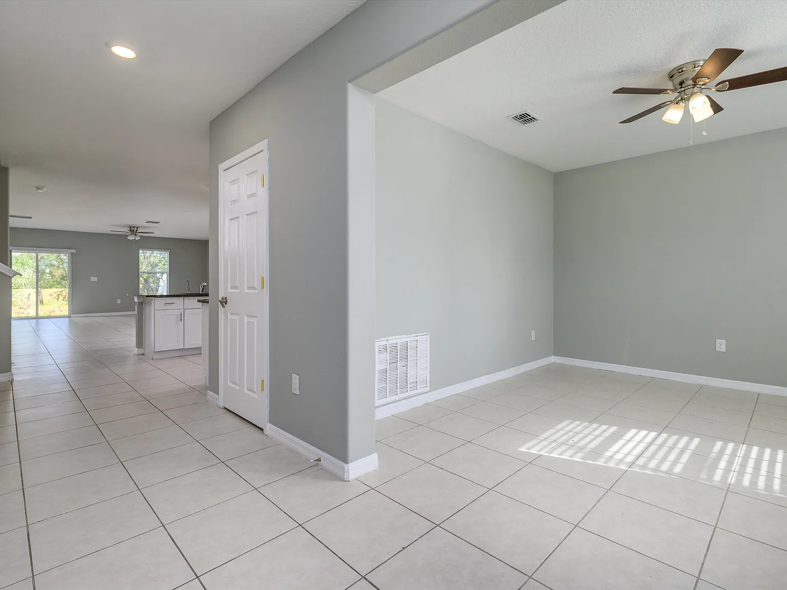 5 bed, 2.5 bath, 2896 sqft, $2,849 — Photo 2