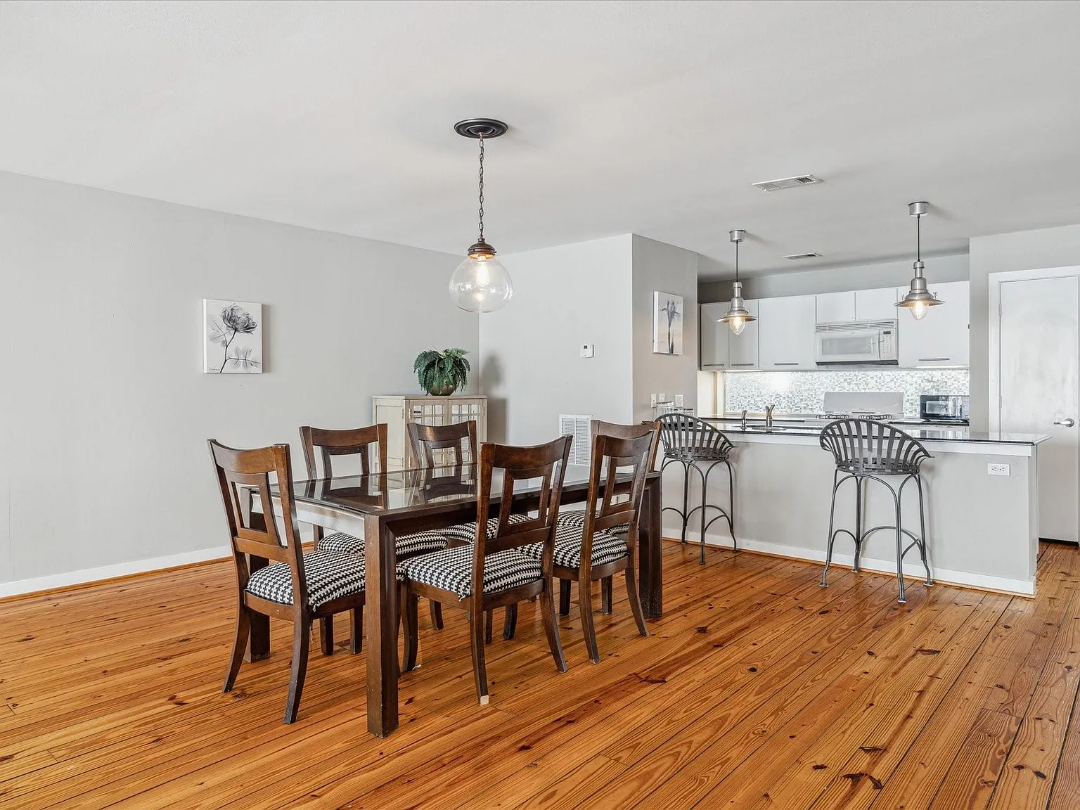 3 bed, 2.0 bath, 2041 sqft, $2,600 — Photo 2