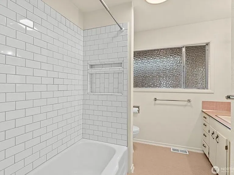 501 N Oak St — Photo 20