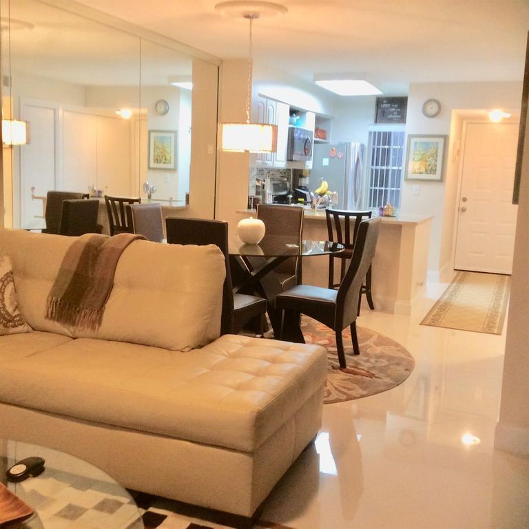 2220 N Cypress Bend Dr APT 104, photo 4