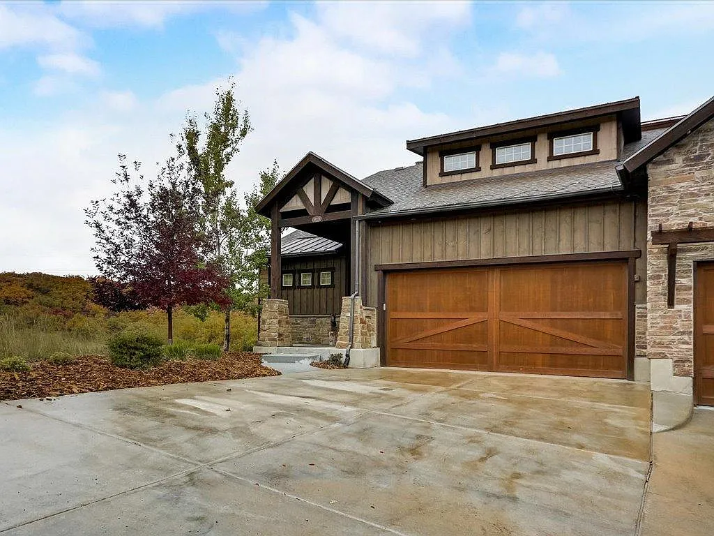 3 bed, 2.5 bath, 2700 sqft, $4,500 — Photo 2