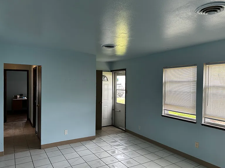 2306 W Howard Ave — Photo 6