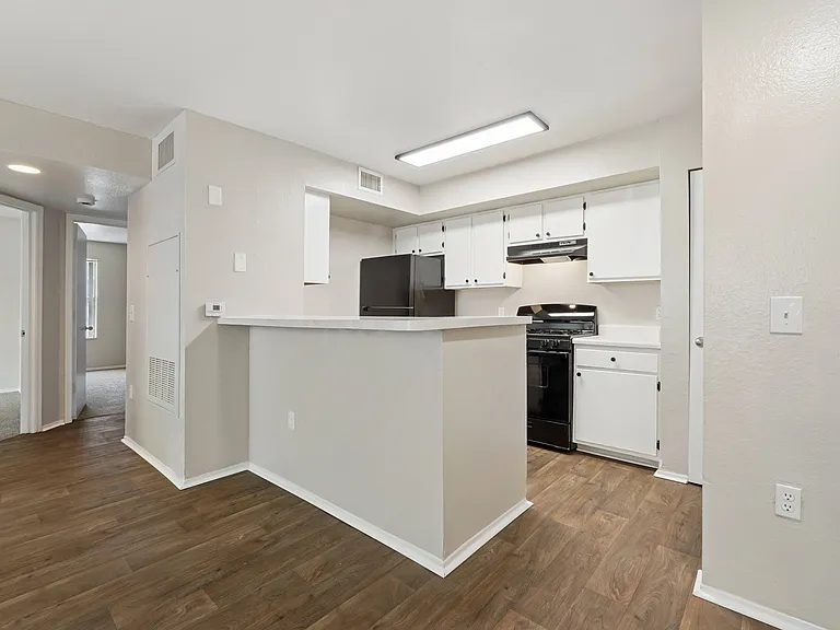 Glen Oaks Apartments — Photo 9