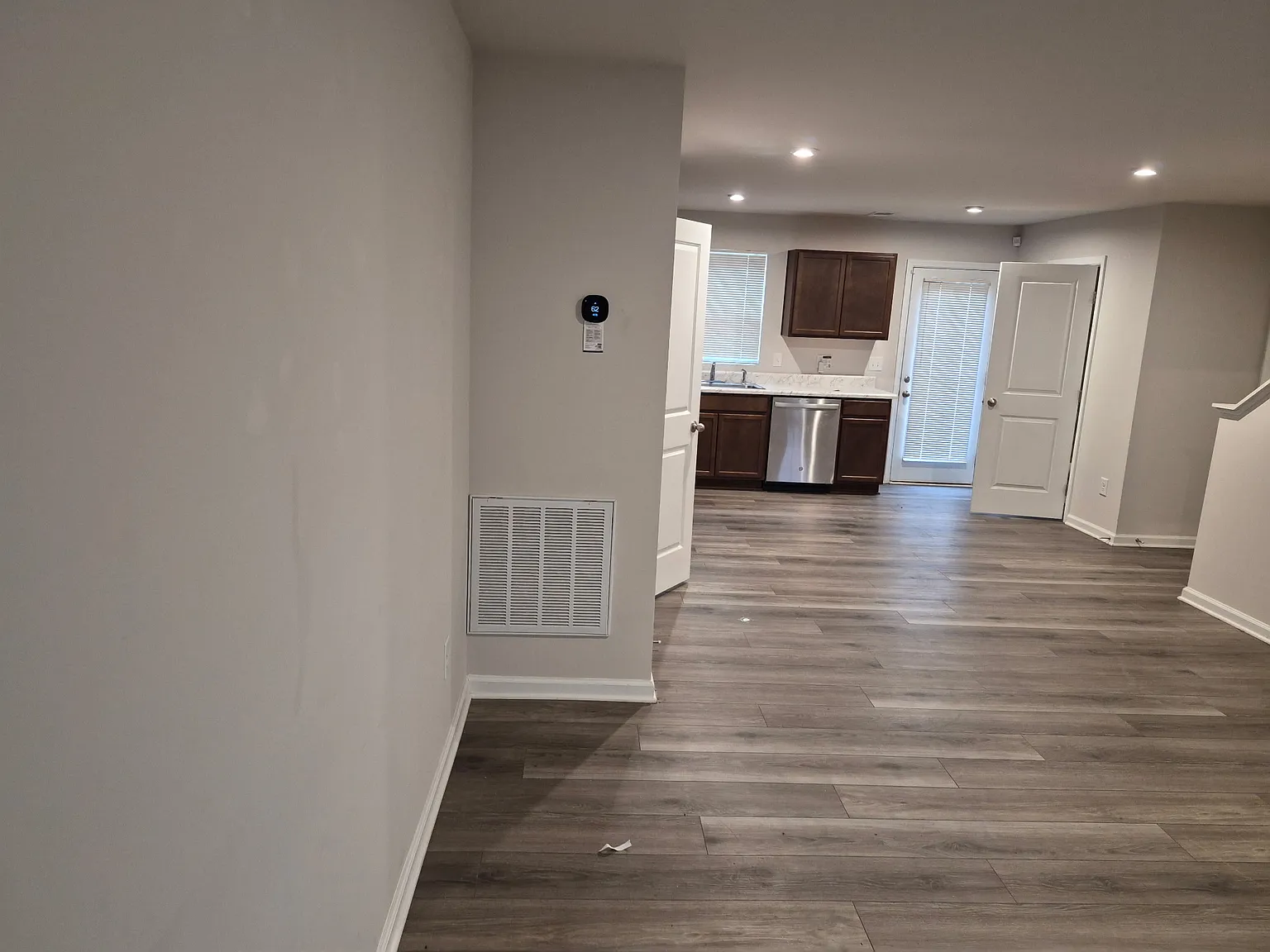 3 bed, 2.5 bath, 1400 sqft, $1,100 — Photo 2