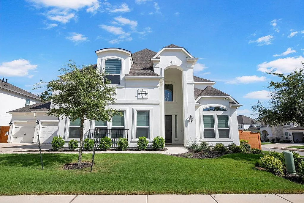 5 bed, 5.5 bath, 4871 sqft, $4,800 — Photo 1