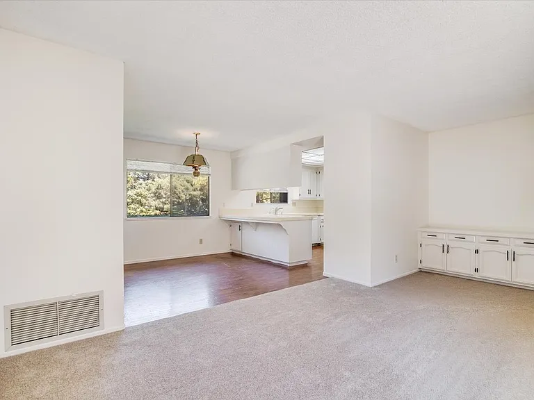 18 Stanford Cir — Photo 5