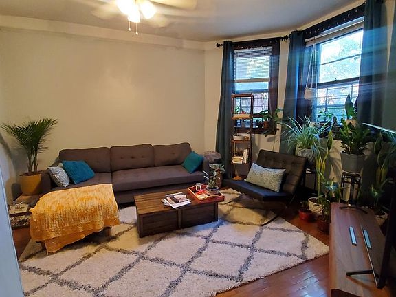 3rd image of 4943 N Winchester Ave
