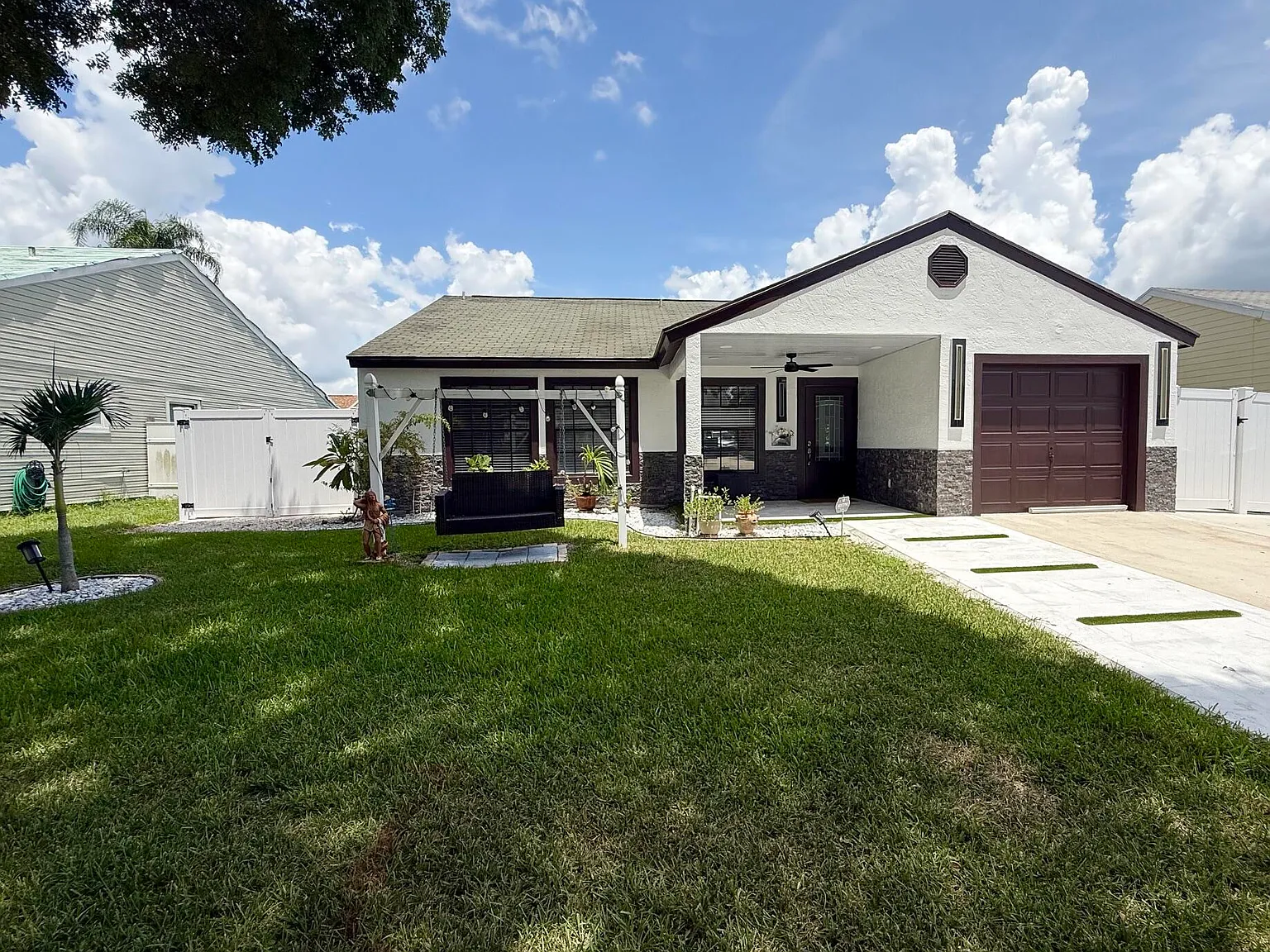 3 bed, 2.0 bath, 1220 sqft, $3,200 — Photo 2